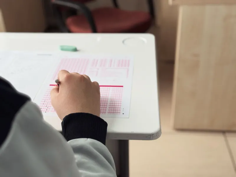 Tu cabeza te traiciona: los 5 bloqueos mentales que arruinan el examen práctico de conducir