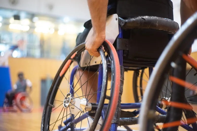 Conducir con discapacidad: adaptaciones, derechos y cómo conseguir tu licencia paso a paso
